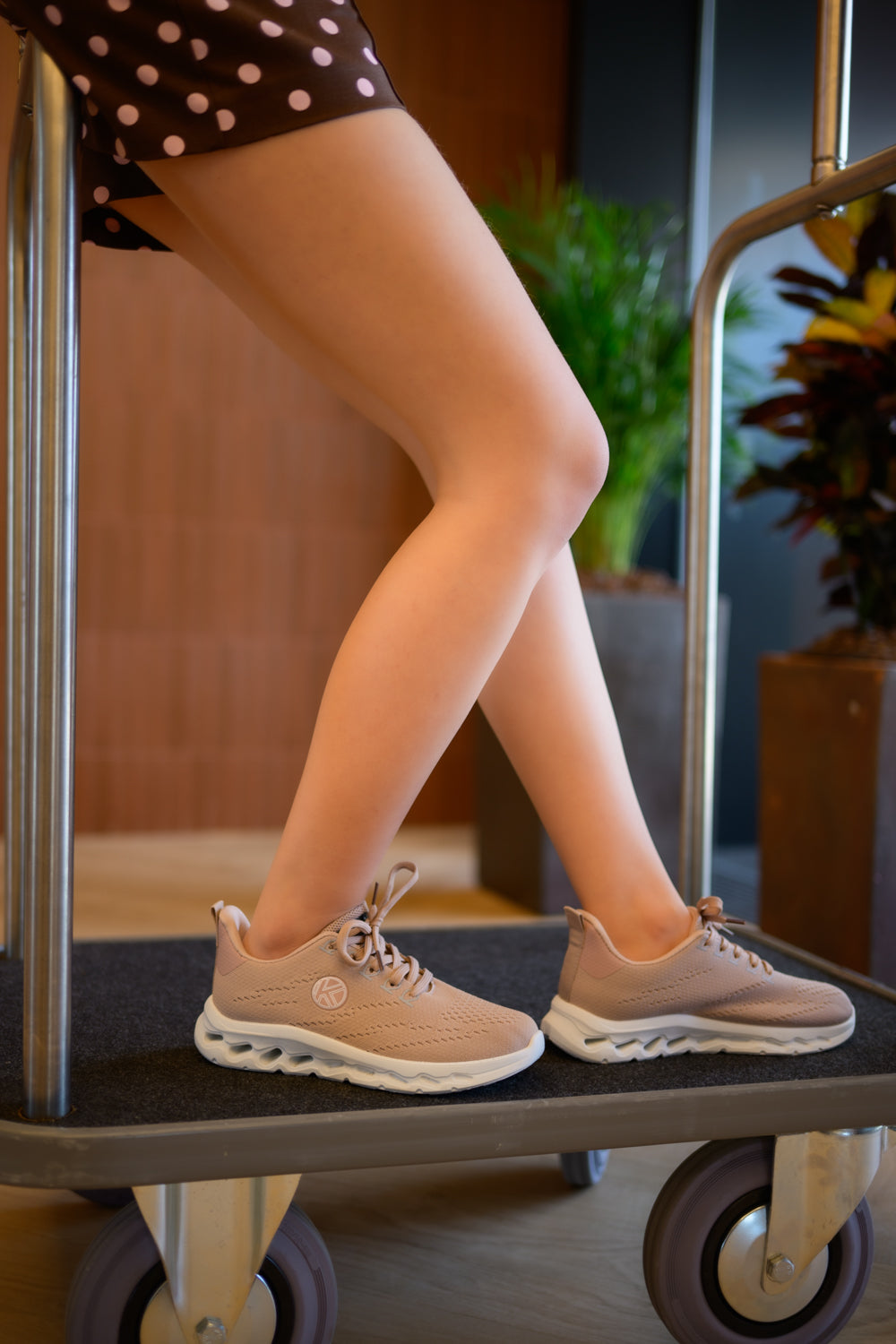 Zapatillas deportivas ligeras beige con suela blanca, ideales para caminar y entrenamiento diario.