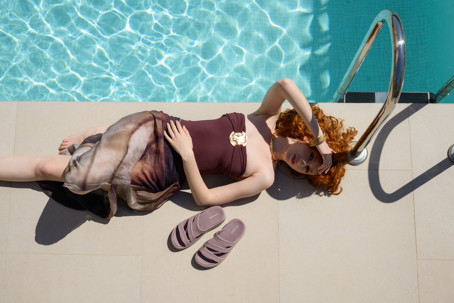 Sandalias de mujer cómodas junto a piscina, calzado verano estilo relajado y moderno